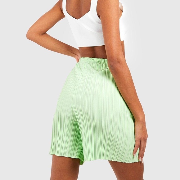 Boohoo Green Pleated Crop Top and Shorts Set - Picture 3 of 7